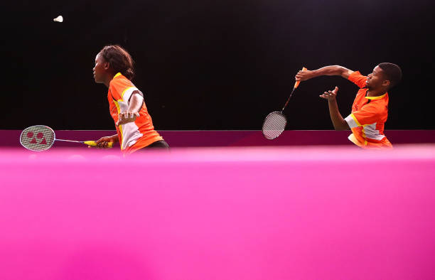 发球踩线算犯规吗?羽毛球双打界限规则答疑