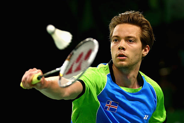 新手必看!几百元和一千多的羽毛球拍,到底该选哪个?