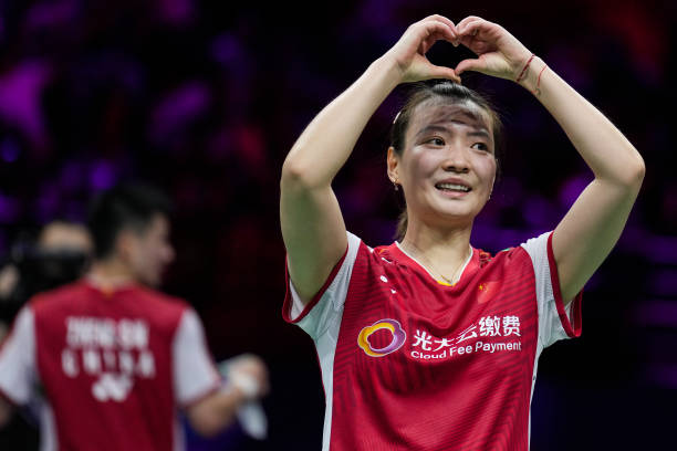 羽毛球单打发球顺序图解：得分与换发球一目了然