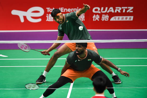 羽毛球发球姿势图解：从基础到进阶的详细教学