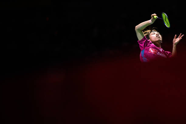 羽毛球单打发球规则图解：左右区发球要点与常见错误