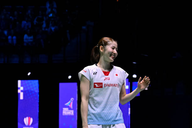 羽毛球单打与双打规则差异全解析:关键点对比