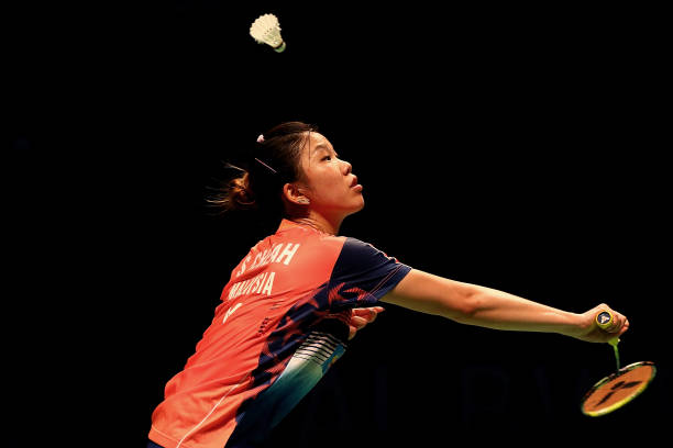 新手必学:正手击高远球的标准动作示范与练习方法