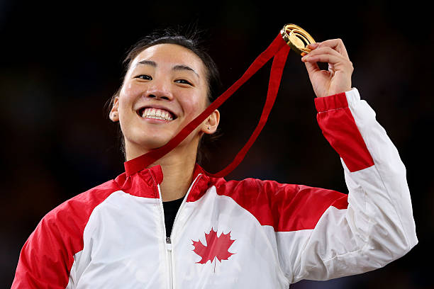 如何用简单工具(如PS/AI)设计专业羽毛球队徽?