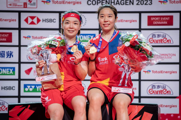 羽毛球单打发球高度图解：如何确保不过腰违例