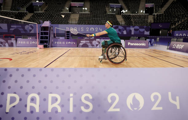 中小学生羽毛球拍选购指南:从材质到重量全解析