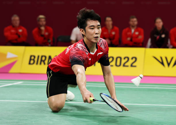 羽毛球场地简图：裁判席与观众区的合理布置