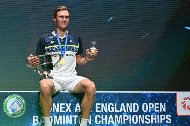 羽毛球拍4U和5U哪个更适合进攻型打法?