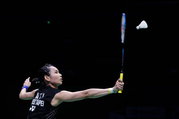 羽毛球场地材质与尺寸对比赛的影响