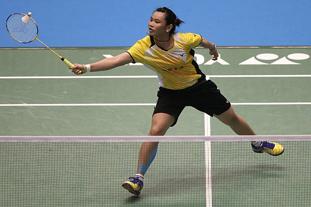 如何提高正手发高远球的稳定性和飞行距离？