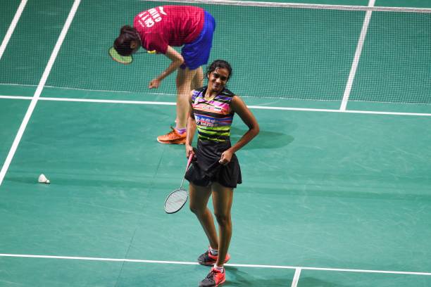 羽毛球发球规则完整教学 | 单人必学合法发球动作与常见错误