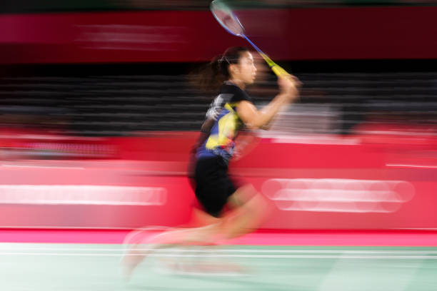 羽毛球杀球慢动作分解：掌握精准击球时机与角度