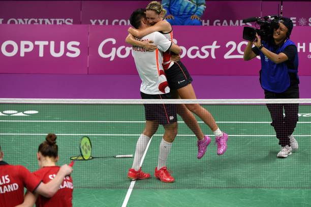 羽毛球比赛得分后必须换发球吗?