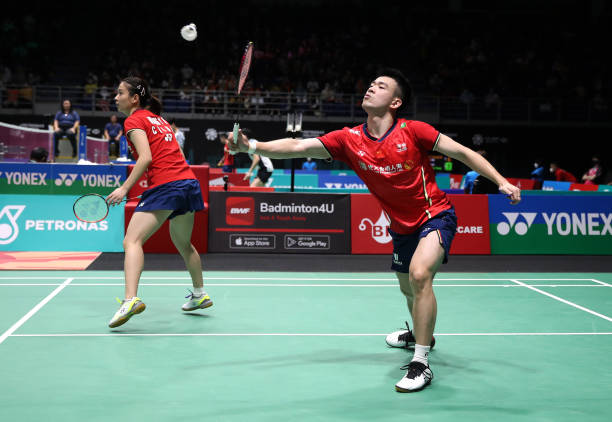 羽毛球扣杀动作分解:如何正确发力与击球点选择