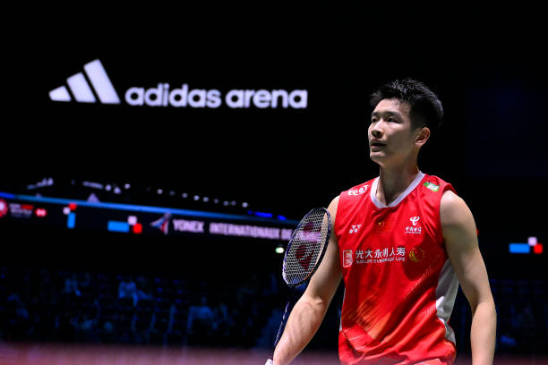 掌握羽毛球发球标准姿势，提升比赛得分率