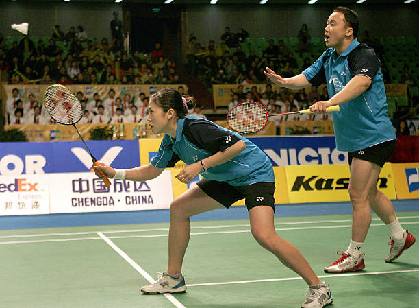 4U和5U羽毛球拍哪个更适合双打?实战体验分享