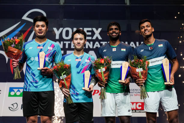 羽毛球入门教学:从握拍到基础击球技巧(视频教程)