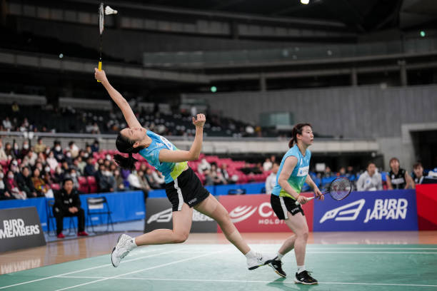 从边线角度分析羽毛球单打比赛中的攻防策略