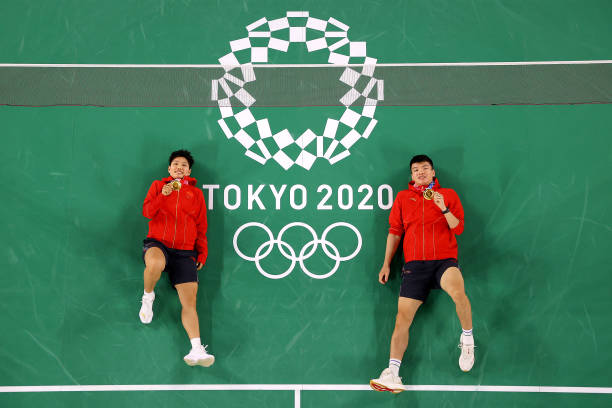 羽毛球裁判手势图解：如何正确判罚发球违例？