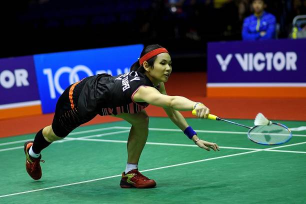 专业教练指导：羽毛球发球时击球点的精准控制技巧