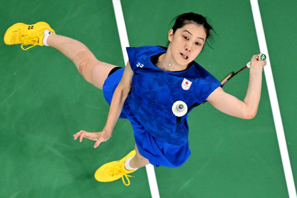 羽毛球拍磅数高低对击球效果有何影响？