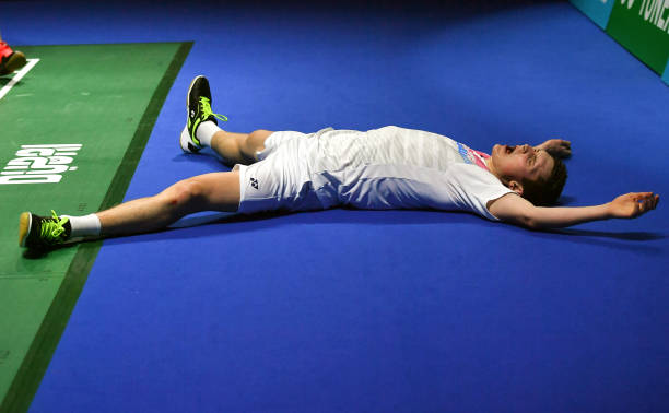 羽毛球拍穿线技巧：竖线跑线问题如何解决？