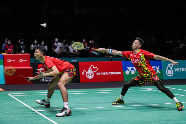 羽毛球场地的灯光、地面与空间要求全指南