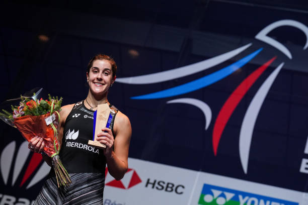 羽毛球场地划线规则：单打双打尺寸差异及场地布局图