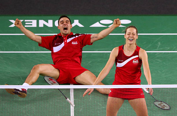 羽毛球高手必知：高远球和杀球的击球点如何精准控制？