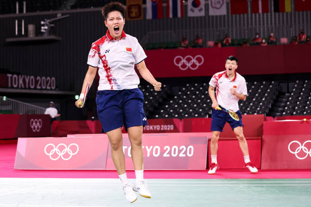 羽毛球比赛中哪些情况算作“连击”？裁判如何判定？