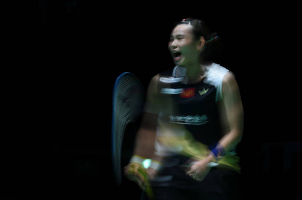 羽毛球单打发球站位详解：前场还是后场？