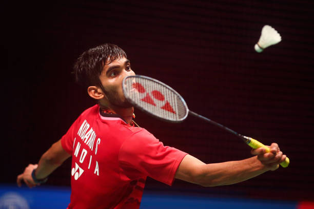 羽毛球单打比赛中的边界争议:裁判如何判罚?