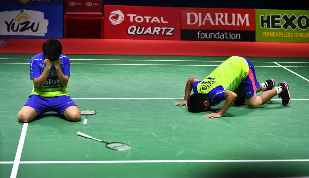 羽毛球单打出界规则图示：如何判断边线与底线？