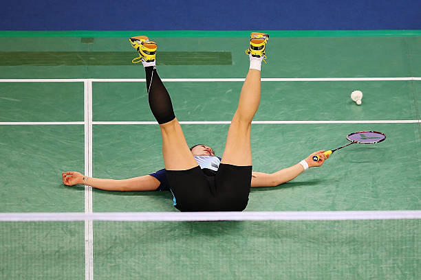 羽毛球单打比赛规则详解：从发球到得分全解析