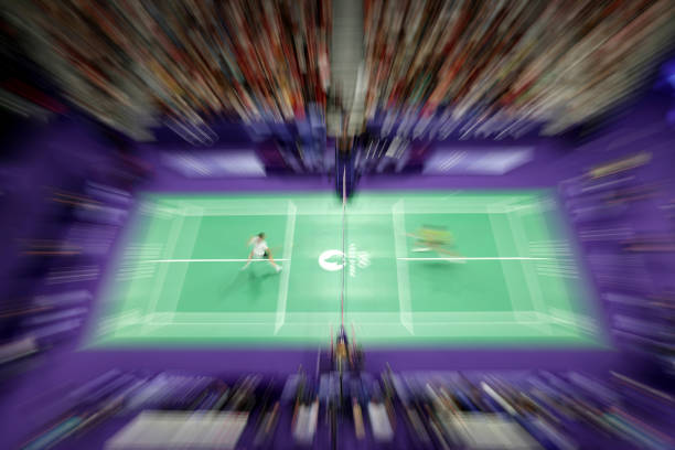 专业教练教你掌握羽毛球发球的标准步法