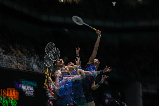 羽毛球基础动作速成：看图学握拍、挥拍、移动