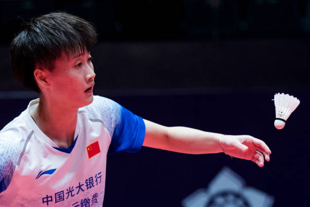 单打羽毛球场地尺寸要求：从底线到边线的距离