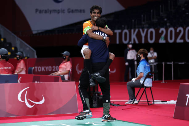 为什么羽毛球场地通常采用绿色和红色？