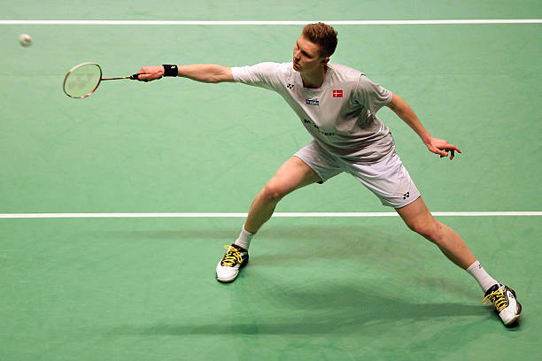 羽毛球赛场惊现四次鱼跃救球！选手极限操作引爆全场