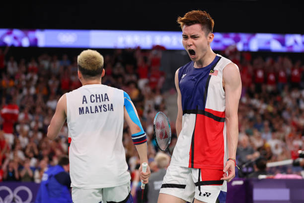 双打羽毛球场的球网标准长度是多少?