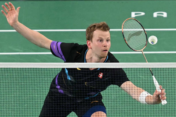 气排球发球规则：在羽毛球场如何正确选择发球底线？