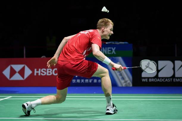 正手握拍 vs 反手握拍:羽毛球基础技巧对比