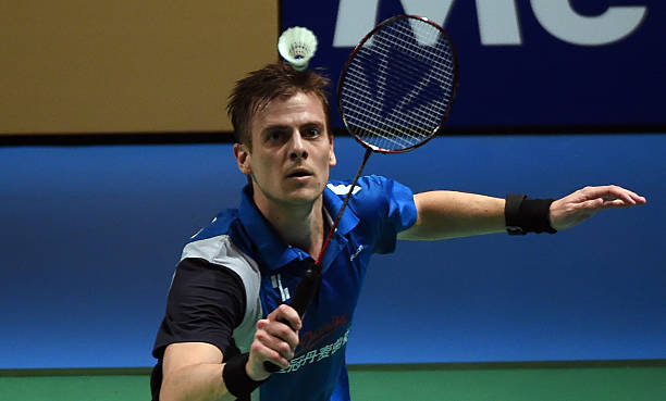 羽毛球单打比赛中的左右边界：裁判如何判定是否出界？