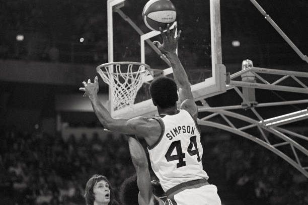 球迷热议欧文伤退:祈祷早日康复,担忧篮网争冠前景