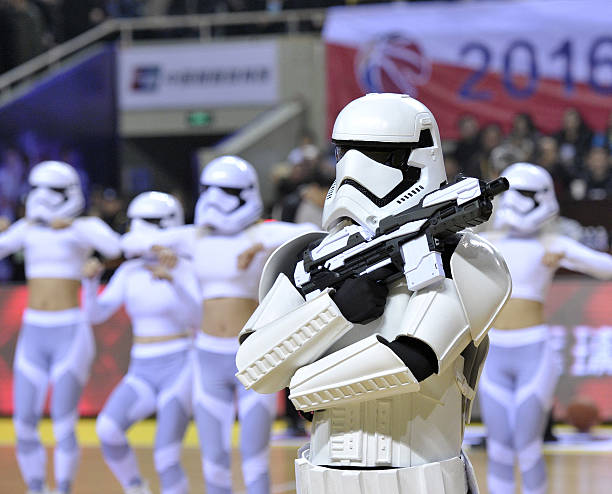 篮球犯规分类:进攻犯规与防守犯规的区别