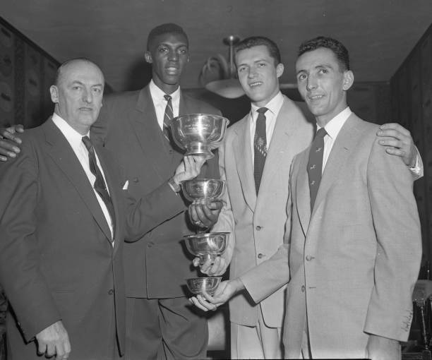 篮球裁判解析:空中抢篮板打手是否算犯规?