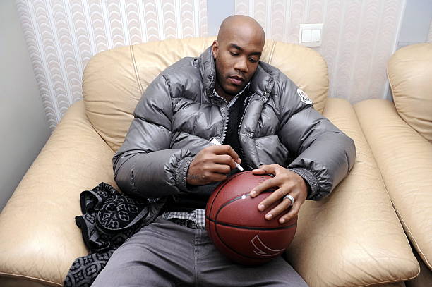 篮球内线争夺:篮板下抢球的位置分工