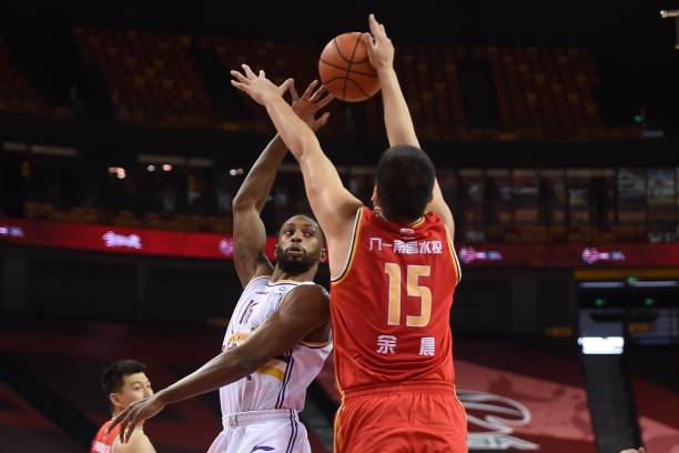 贾巴尔职业生涯6次总冠军的具体年份是哪些？