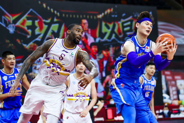 篮球蓝色深度解析：浅色系还是深色系？