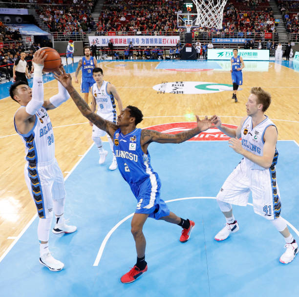 致敬传奇：湖人将士团结拼搏庆祝科比球衣退役